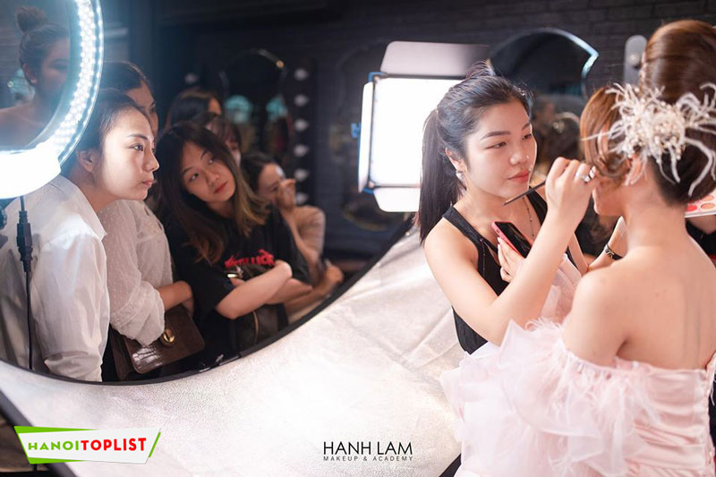 hoc-makeup-chuyen-nghiep-o-ha-noi-hanh-lam-makeup-academy