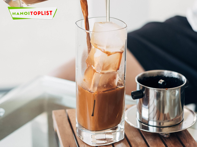 quan-cafe-mo-xuyen-dem-ha-noi-cafe-ay-hanoitoplist