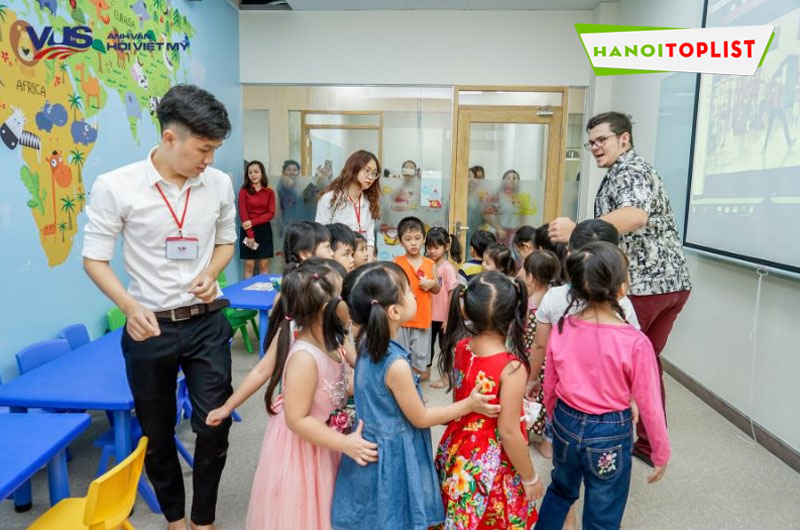 trung-tam-tieng-anh-ha-noi-co-moi-truong-hoc-tap-tich-cuc-hanoitoplist