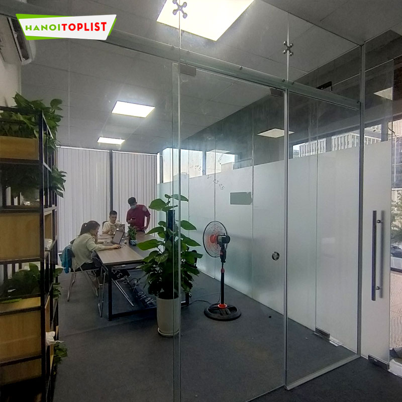 tai-sao-nen-chon-cua-kinh-cuong-luc-cho-cong-trinh-hien-dai-hanoitoplist